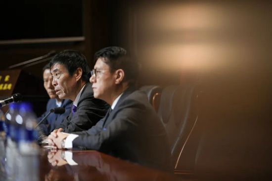 TA：切尔西冬窗无法召回卢卡库，球员租借合同中无相应条款据The Athletic消息，切尔西在将卢卡库外租至罗马的合同中，没有设置召回球员的条款。